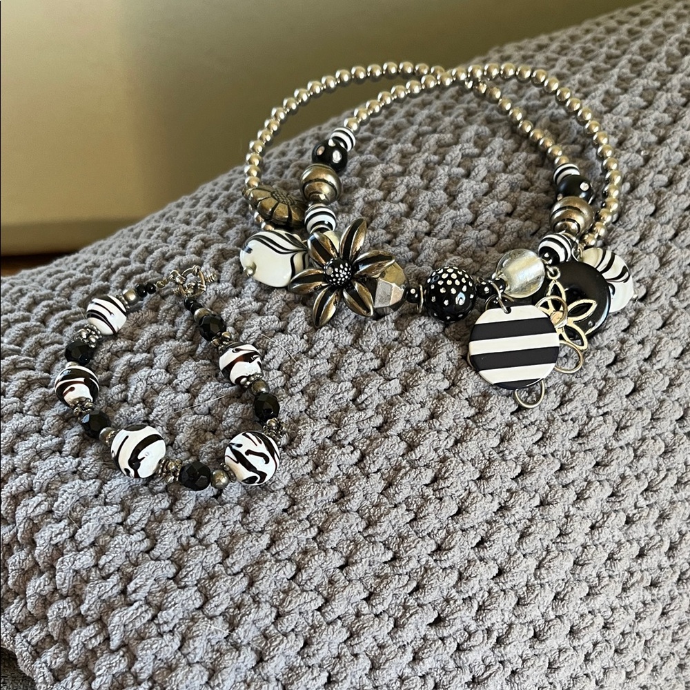 Black and White Beaded Necklace and Bracelet Set